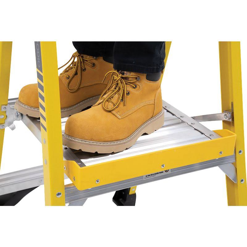 5 ft Fiberglass Podium Ladder R555