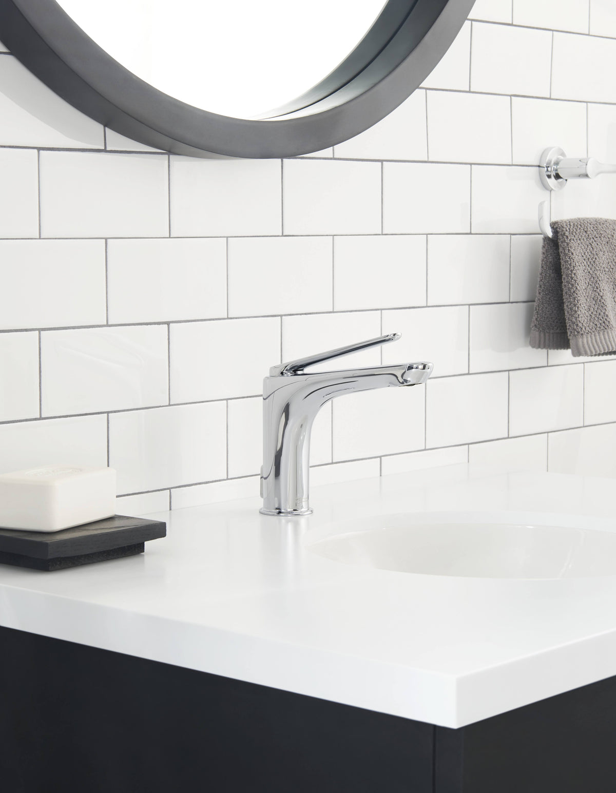 Polished Chrome Single Hole Bathroom Faucet with Drain A22284