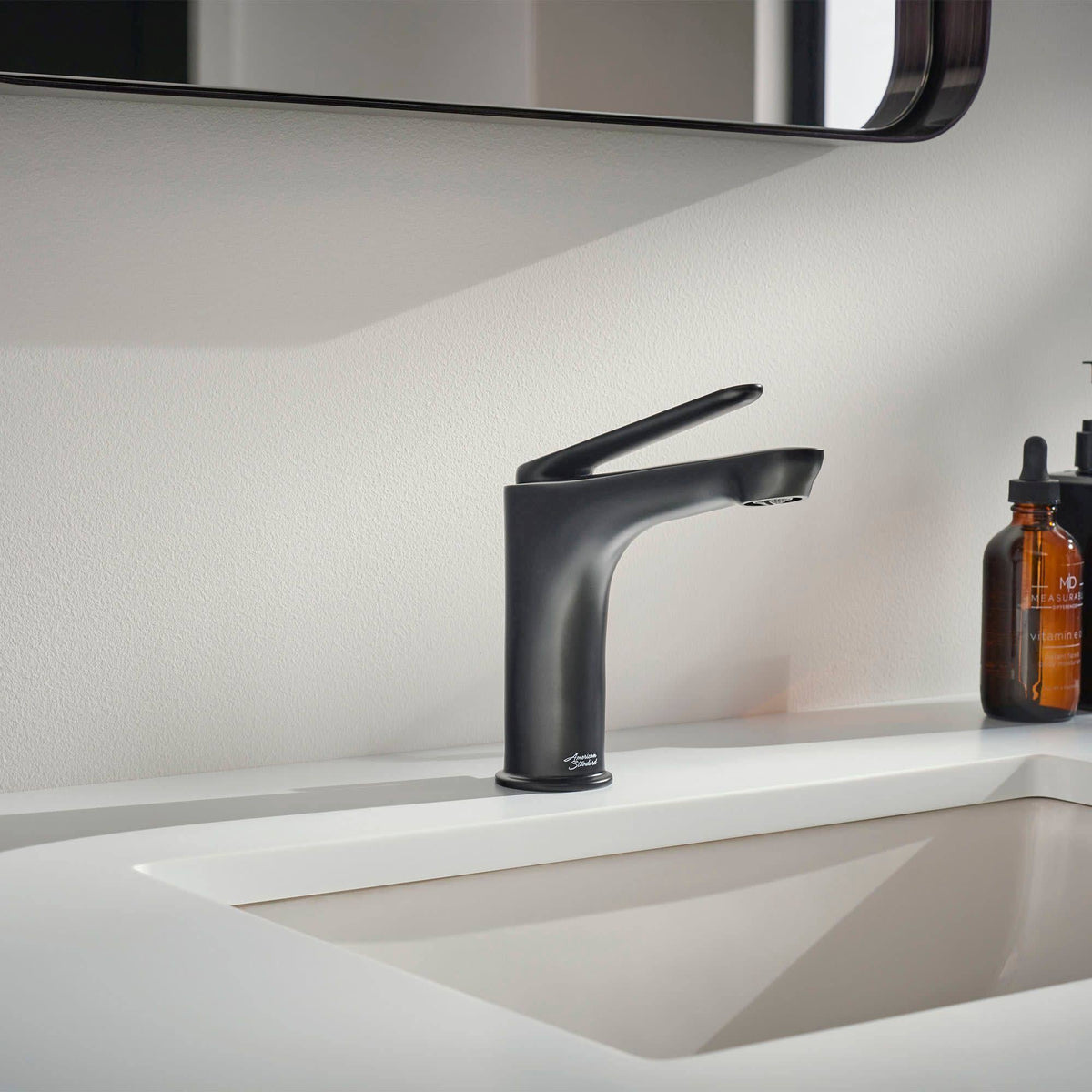 Polished Chrome Single Hole Bathroom Faucet with Drain A22284